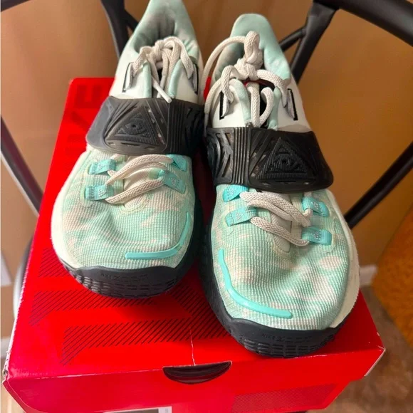 Nike- Kyrie Low 3 - Size-6.5